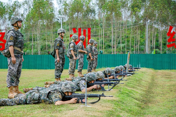 官兵正在實彈射擊考核。