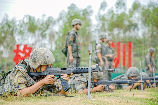 官兵正在進行自動步槍臥姿射擊考核。