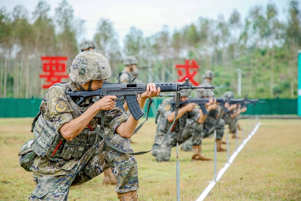 官兵正在進行自動步槍跪姿射擊考核。