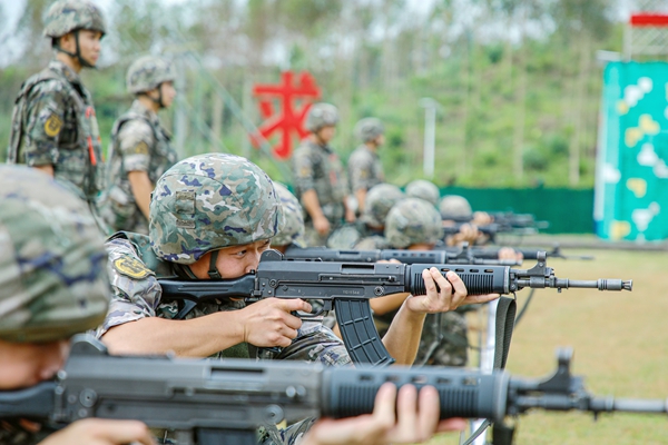 官兵正在進行自動步槍跪姿射擊考核。