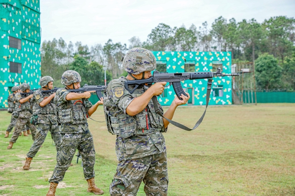 官兵正在進行自動步槍立姿射擊考核。