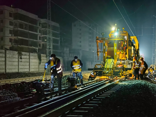 作業人員在恢復線路。黃祖儒攝