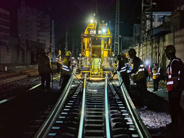作業中的換軌車。黃祖儒攝