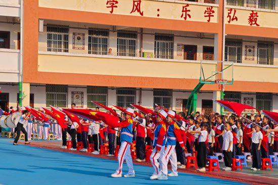 出旗仪式。黄裕舒摄