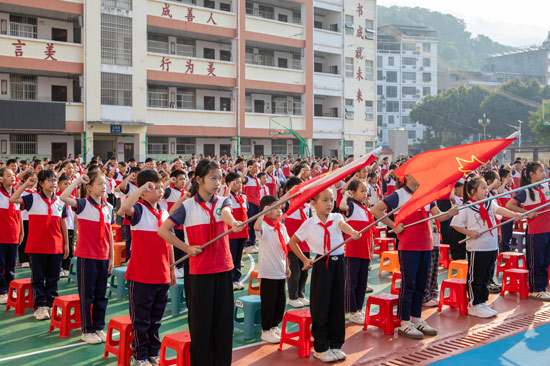 新老少先队员向队旗宣誓。陈龙摄
