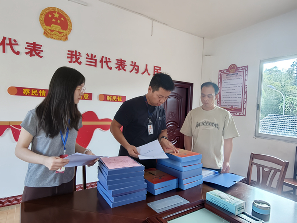 圖為靈川縣公平鄉紀委到四合村委就養老服務工作台賬開展監督檢查