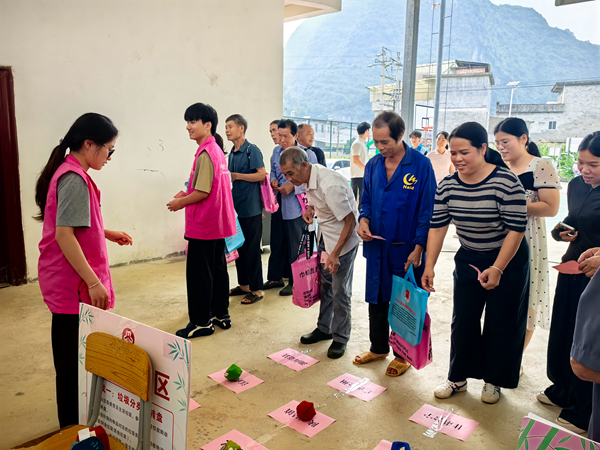 群眾積極參與“趣味投沙包·砥礪前行”紅色游園活動。黃浣玉 攝