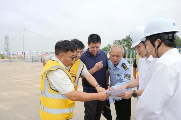 2026年10月16日，北海市海洋局工作人员赴北海铁山港东港区榄根作业区进港大道一期工程项目现场进行实地勘查。黄葛炎摄）