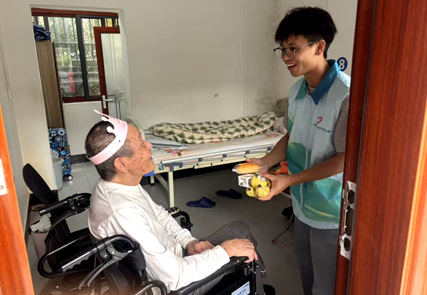 志願者們將慰問品分發到老人手中。吳佳倩攝