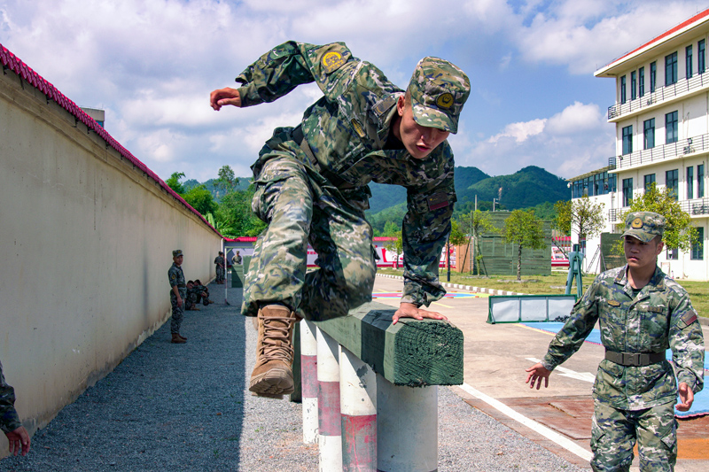 武警官兵快速通過獨木橋。鄧宇航攝