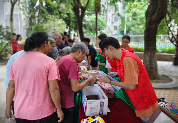 居民参加“江韵同心”趣味问答。李迪摄