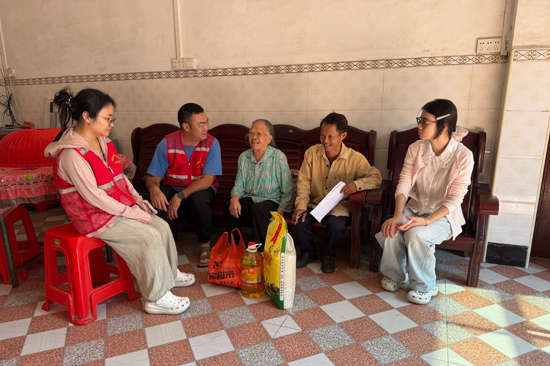 隴造村開展80歲以上高齡老人慰問活動。祥周鎮人民政府供圖