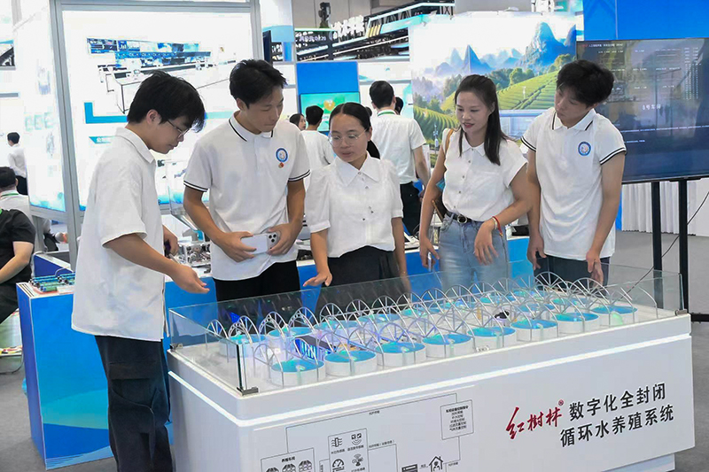 现场展示的智慧农业设备。黄政琪摄