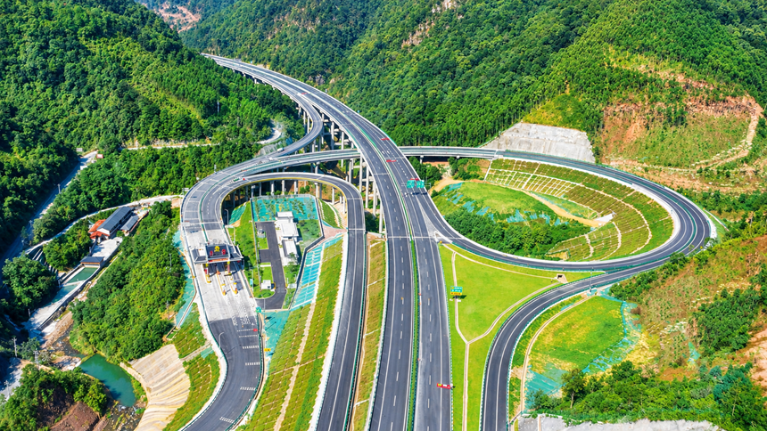 桐金高速推行建管养一体化、数字化质量管控，筑牢山区高速公路工程品质。