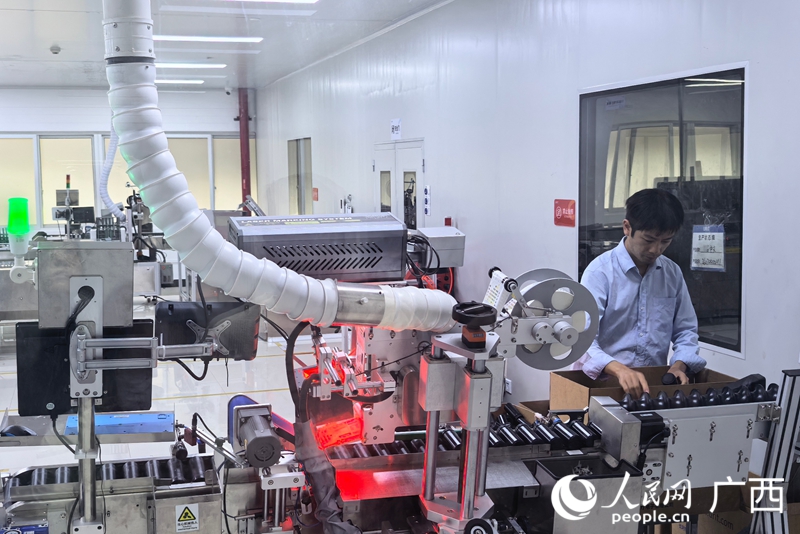 桂林优利特电子集团有限公司内，自动化生产线正高效运转。人民网 庞惠文摄