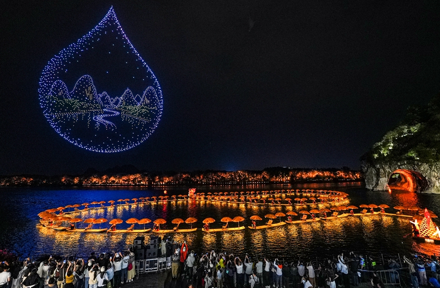 水上巡游、无人机光影与开幕大戏共同构筑开幕式盛景。滕嘉摄