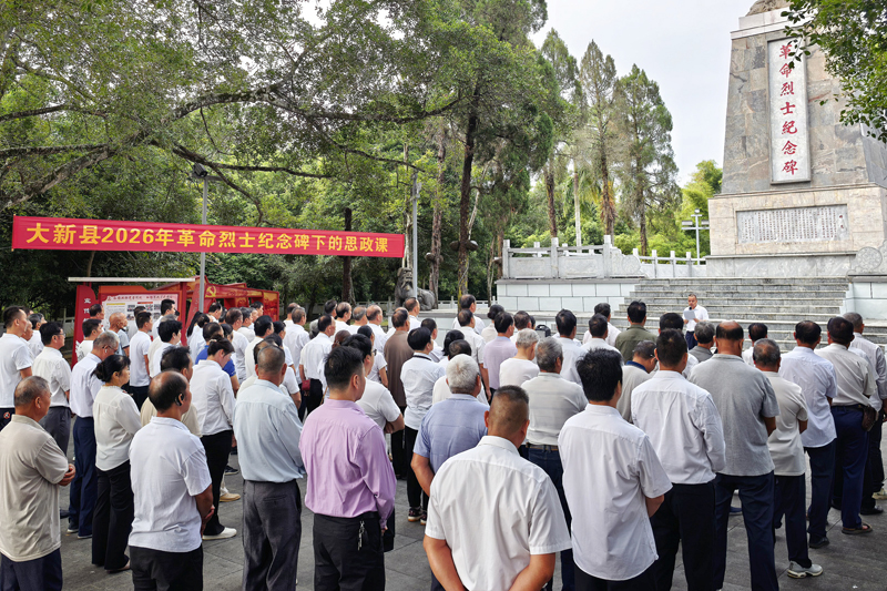 党员们认真聆听思政课。覃志婉摄