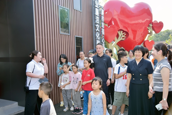 参观廉政教育基地展馆。