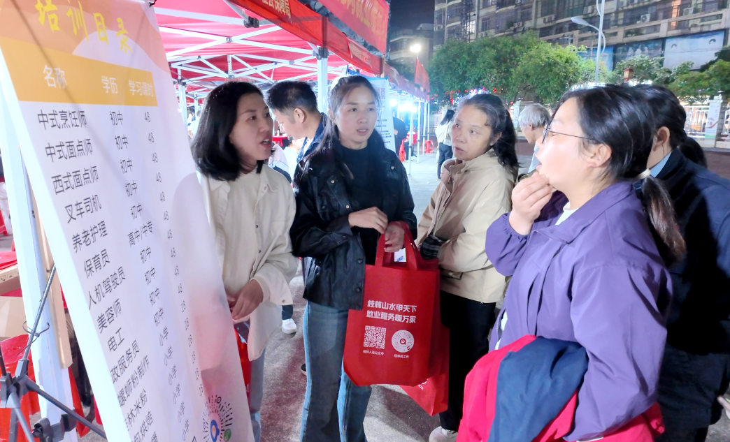 招聘会现场。唐程滔摄