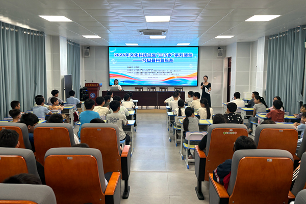 廣西體專學校運動健康學院靳丹專家為學生帶來青少年成長健康專題講座（ 張月娥  攝）