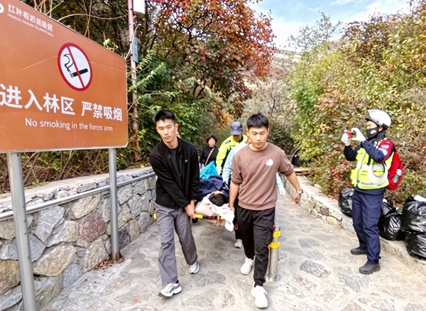 陈双与同伴主动靠前抬担架。
