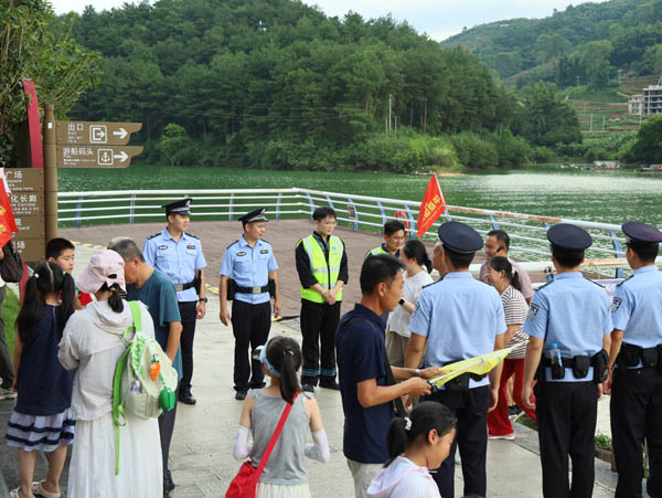 图为巴马公安局民警与寿乡义警共同守护景区安全。  罗盛华摄