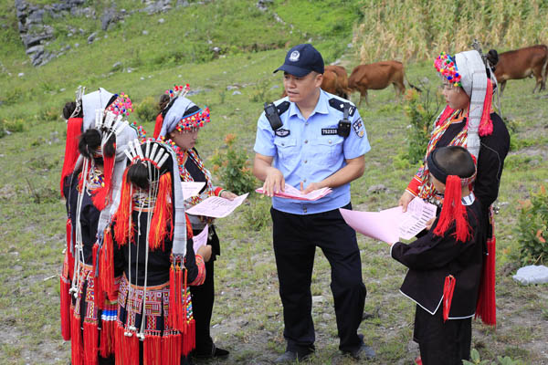 图为派出所民警深入瑶寨开展生态保护知识宣传。 林有安摄