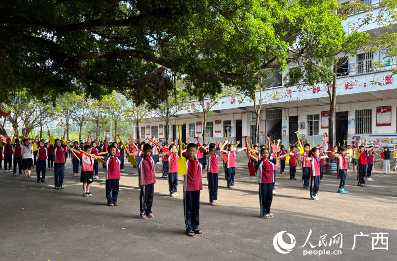 学生们做起龙舟操。人民网记者 何宁摄