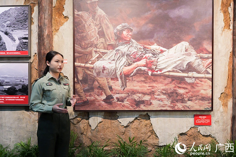 杨世珍讲解油画《红军师长陈树湘》。人民网 梁章晖摄