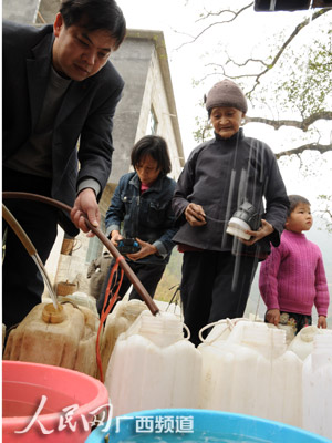 广西河池市组织142万人次全力开展抗旱救灾