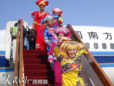 广西全国人大代表顺利抵达北京