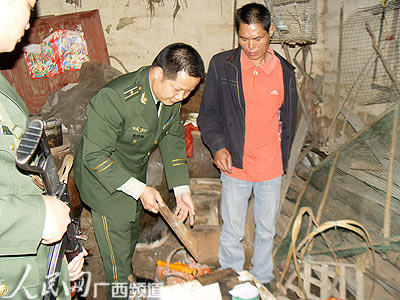贩卖枪支的犯罪嫌疑人李某在合浦县山口镇某银