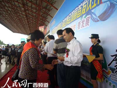 广西首批劳模先进代表团赴上海世博会观展