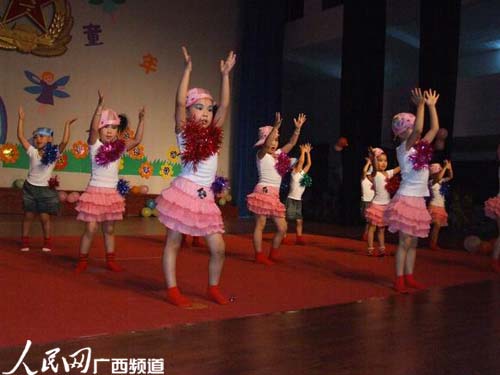 广西空军某师幼儿园小朋友载歌载舞庆六一