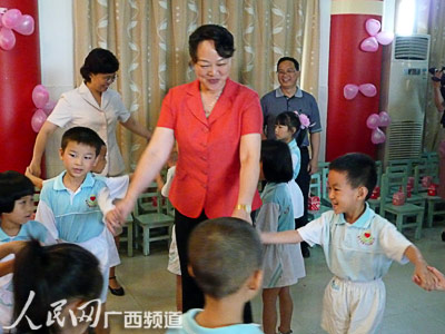 广西妇联领导六一前夕慰问南宁市少年儿童