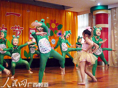 孩子们表演舞蹈蛙趣