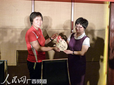 [附图]中恒集团签约广西乒乓球队 赞助280万元