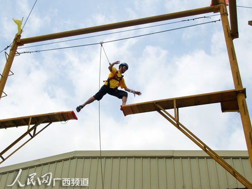 跨越8米高空断桥瞬间