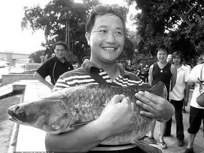 柳州举行千人钓鱼比赛 一男子钓起10.2公斤大鱼