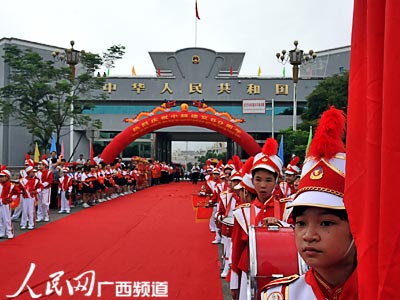 越南代表团300人入关 踏入红色旅游胜地