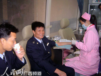 广西贵港市国税稽查局干部坚持八年义务献血