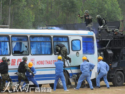 广西举行2010亚运保安反恐演习 br