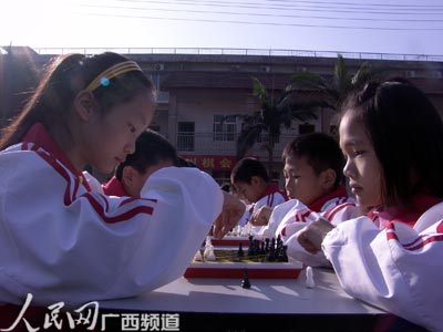 南宁市首届青少年国际象棋大赛开幕