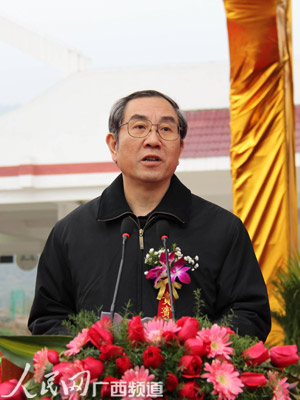 广西壮族自治区主席马飚在通车仪式上讲话(记者谢建伟/摄)
