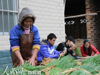 1月27日下午,百色市田东县祥州镇中平村村民陈招荣与刚从上海返乡不久