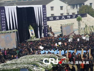 企业家在中学操场举办豪华葬礼续:校长辞职