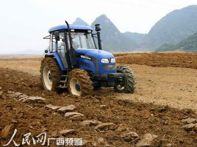 柳城:农机互助 作业跨区域作业促春耕