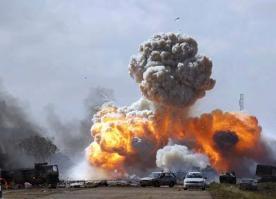 利比亚防空部队发射密集防空炮火 保卫首都领