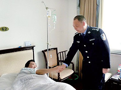 临桂女刑警们抓获偷车男 一女刑警被撞致腰椎
