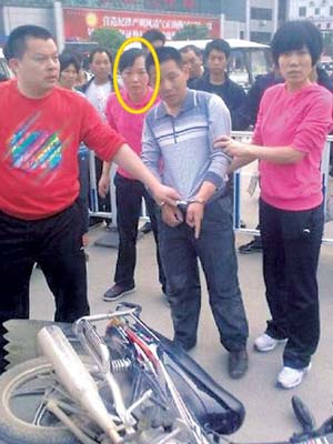 临桂女刑警们抓获偷车男 一女刑警被撞致腰椎